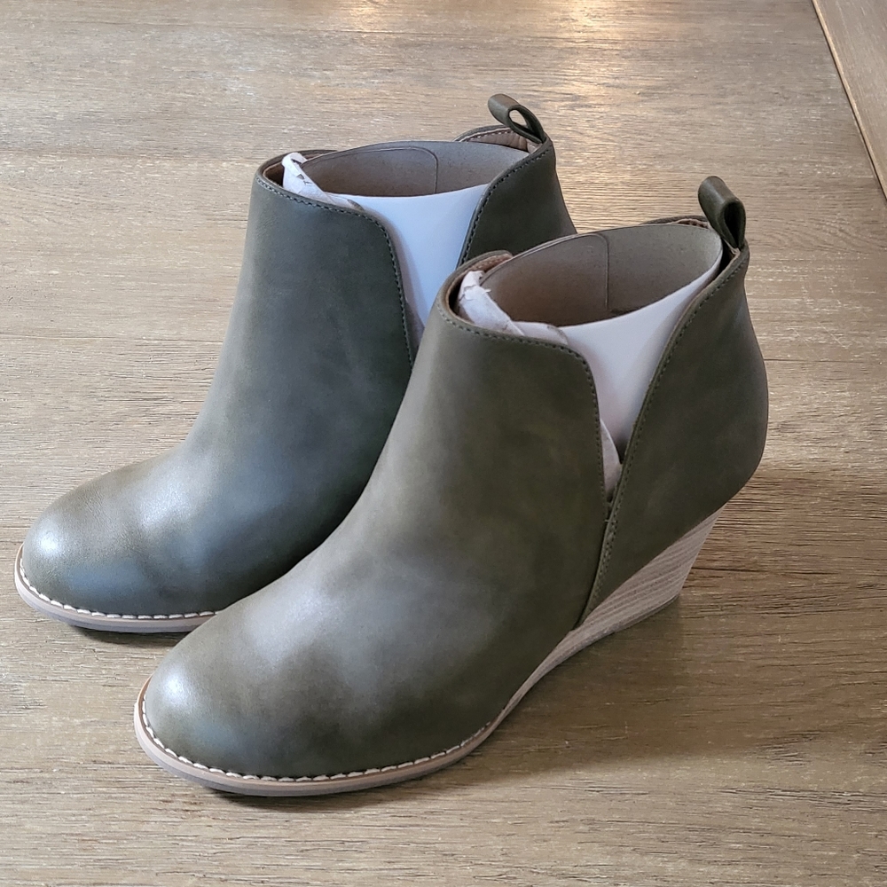 Report Wedge Bootie Olive 8